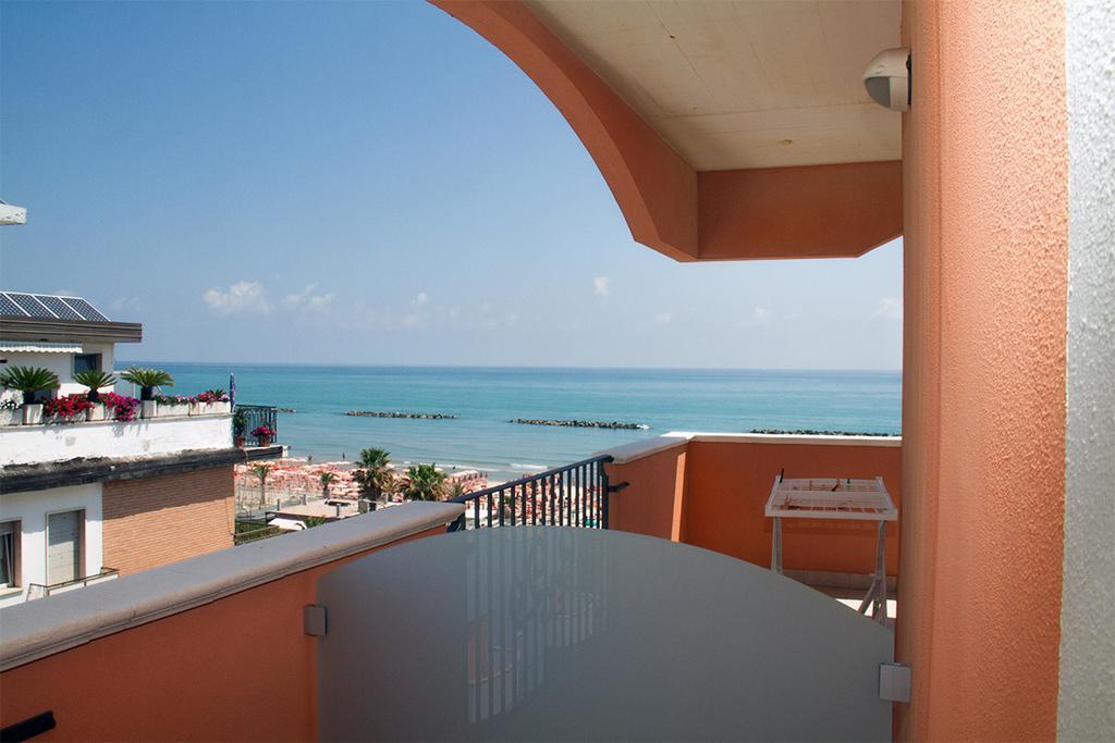 Hotel Cristall San Benedetto del Tronto Dış mekan fotoğraf